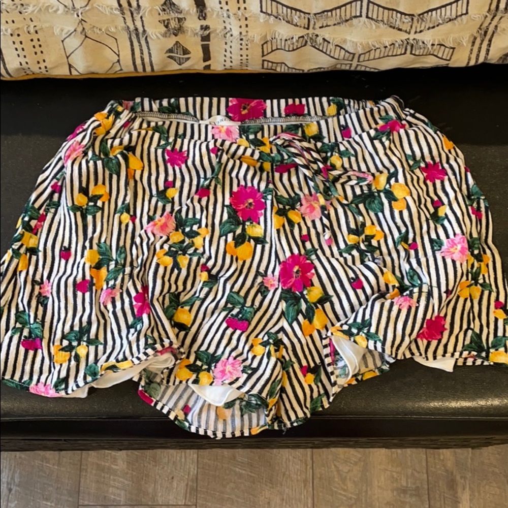 Stripped floral high waisted shorts